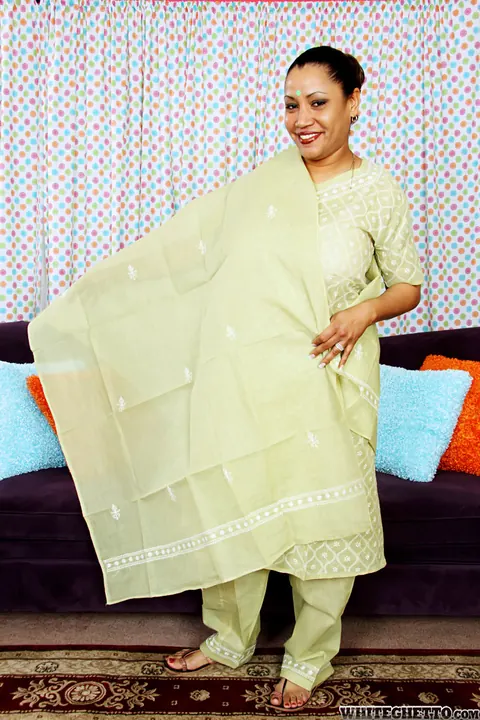 Mature Indian Woman Poses Nude and Shows Her Legs – photo 1 of 15