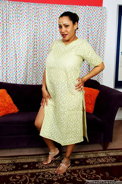 Mature Indian Woman Poses Nude and Shows Her Legs – photo 10 of 15