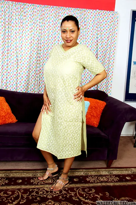 Mature Indian Woman Poses Nude and Shows Her Legs – photo 8 of 15