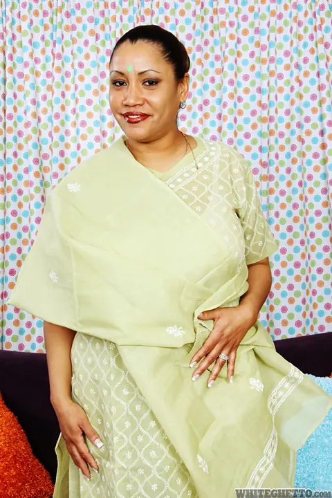 Mature Indian Woman Poses Nude and Shows Her Legs – photo 3 of 15