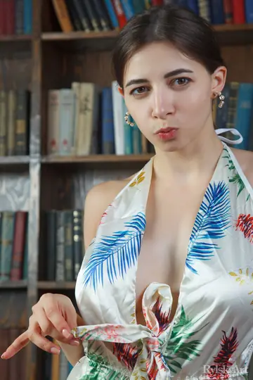 Elle Mira – Tall Brunette Strips Naked and Spreads Her Legs
