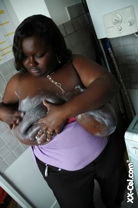 Mariana Kodjo: Curvy Ebony MILF with Big Natural Tits Oils Her Chest – photo 11 of 20