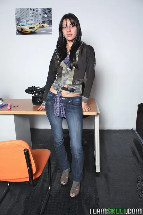 Vanessa Suarez: Latina Brunette Pulls Her Jeans Aside and Spreads Her Pussy – photo 1 of 18