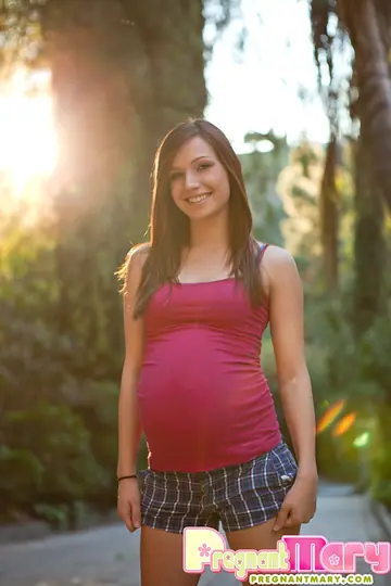 Maryjane Johnson – Pregnant Brunette PAWG Strips Out of Her Shorts Outdoors