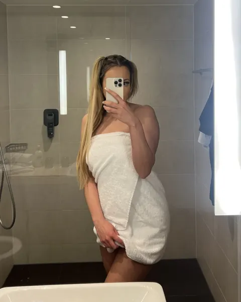 Thick Woman Shows Off Her Big Ass in Lingerie – photo 9 of 12