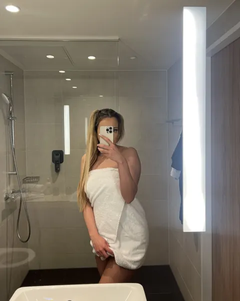 Thick Woman Shows Off Her Big Ass in Lingerie – photo 3 of 12