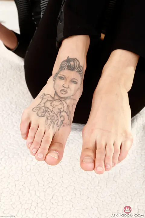 Heidi Jenner: Curly Short-Haired Babe Shows Her Feet and Strips to Reveal Her Shaved Body – photo 2 of 21