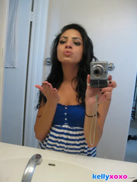 Kelly Xoxo: Thick Latina Pulls Her Panties Aside in the Mirror – photo 2 of 16