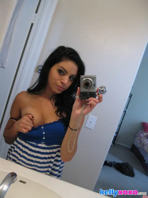 Kelly Xoxo: Thick Latina Pulls Her Panties Aside in the Mirror – photo 3 of 16