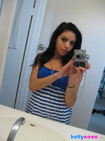 Kelly Xoxo – Thick Latina Pulls Her Panties Aside in the Mirror