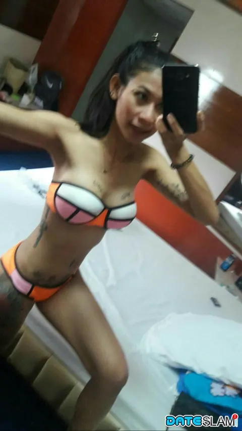 PAWG in a Bikini and Glasses Takes Selfies on the Beach – photo 12 of 12