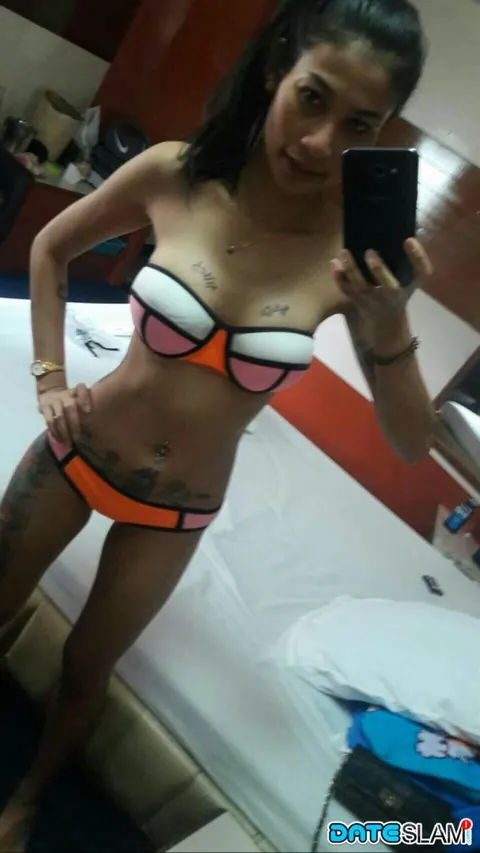PAWG in a Bikini and Glasses Takes Selfies on the Beach – photo 10 of 12