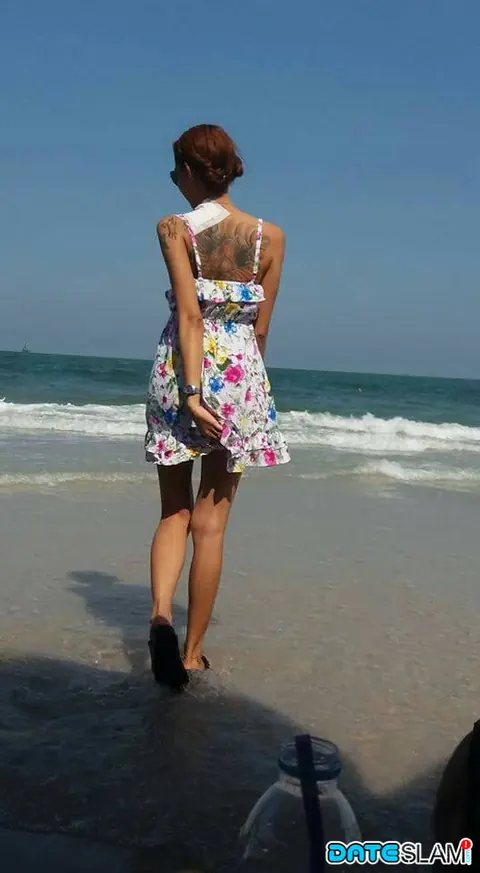 PAWG in a Bikini and Glasses Takes Selfies on the Beach – photo 5 of 12