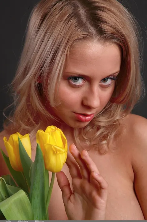 Mandy Dee: Blonde with Big Natural Tits Strips Nude and Poses Showing Her Ass – photo 10 of 21