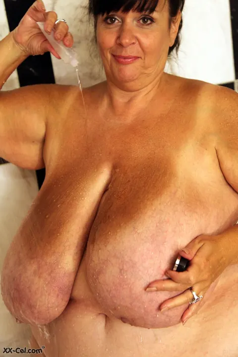 Tanned Mature BBW Shows Off Her Big Natural Tits in the Bathroom – photo 10 of 20