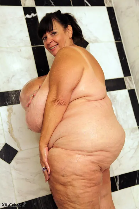 Tanned Mature BBW Shows Off Her Big Natural Tits in the Bathroom – photo 14 of 20