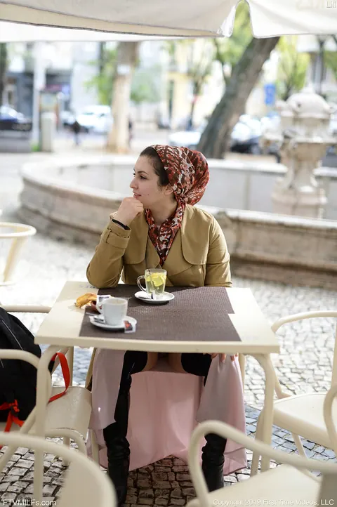 Lili Miss Arab: Brunette MILF Reveals Her Pussy in Public – photo 2 of 20