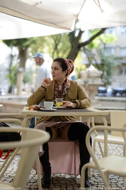Lili Miss Arab: Brunette MILF Reveals Her Pussy in Public – photo 6 of 20