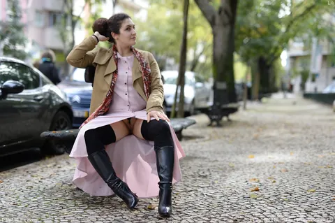 Lili Miss Arab: Brunette MILF Reveals Her Pussy in Public – photo 10 of 20