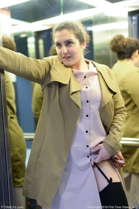 Lili Miss Arab: Brunette MILF Reveals Her Pussy in Public – photo 20 of 20