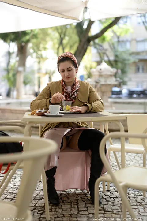 Lili Miss Arab: Brunette MILF Reveals Her Pussy in Public – photo 5 of 20