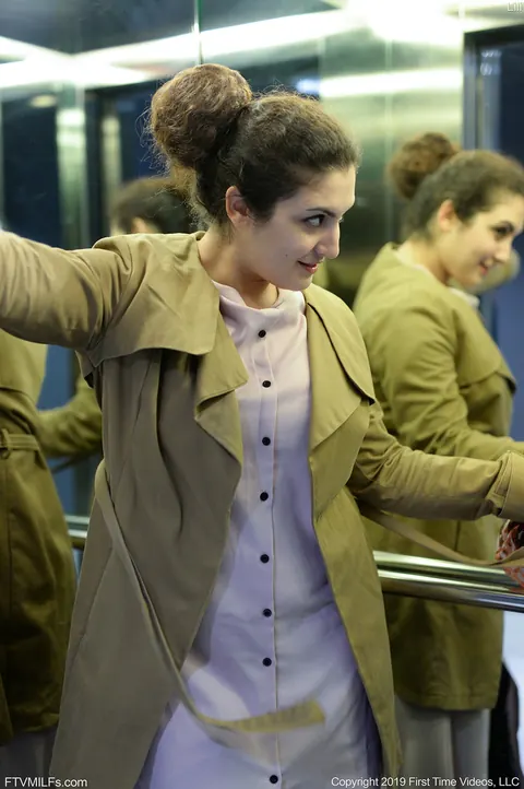 Lili Miss Arab: Brunette MILF Reveals Her Pussy in Public – photo 16 of 20
