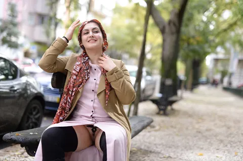 Lili Miss Arab: Brunette MILF Reveals Her Pussy in Public – photo 12 of 20