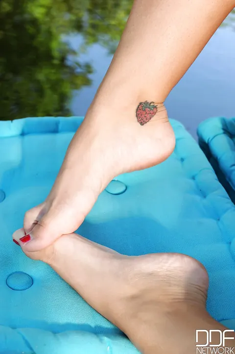 Cheryl Sweet: Tattooed Brunette Spreads and Shows Her Feet by the Pool – photo 10 of 16