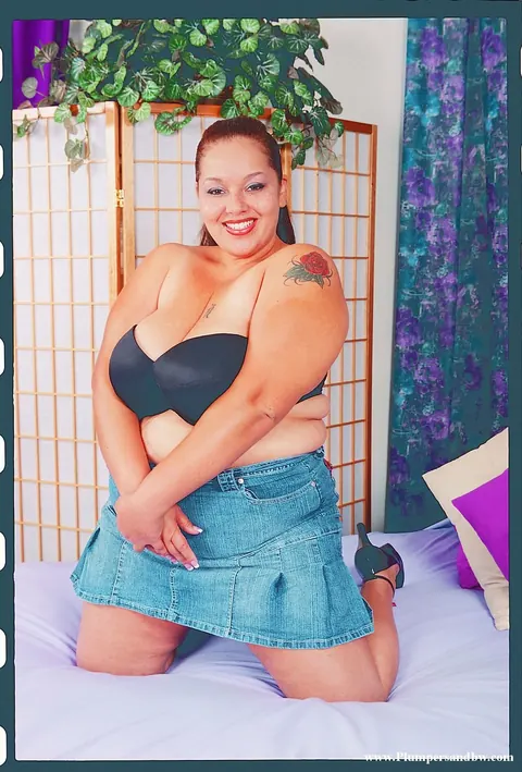 Elizabeth Rollings: BBW Latina Redhead Strips and Pleasures Herself with a Vibrator in Bed – photo 2 of 15