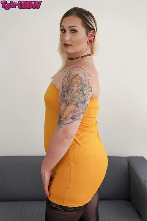 Curvy Trans Woman Undresses and Flaunts Her Inked Body – photo 1 of 15