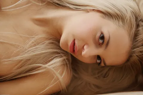Woman Strips Nude, Turns Slowly and Poses for the Camera – photo 11 of 21