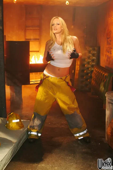 Julia Ann: Busty Blonde MILF Strips Out of Her Firefighter Uniform – photo 6 of 20