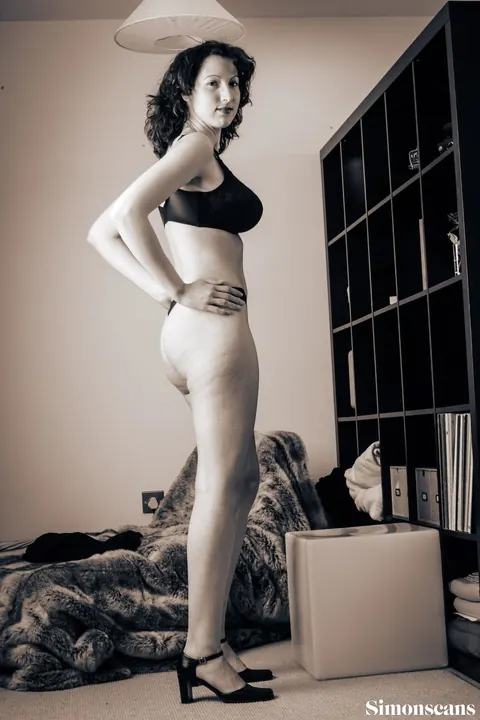 Tall Asian Beauty with Big Tits Poses in Her Outfit – photo 4 of 20