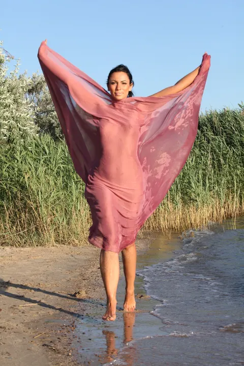 Woman Strips and Poses Front and Back for the Camera – photo 8 of 21