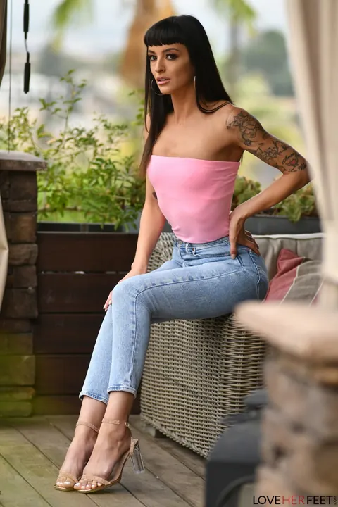 Charlie Valentine: Tall Brunette MILF in Jeans and Heels Gives a Footjob Outdoors – photo 2 of 21