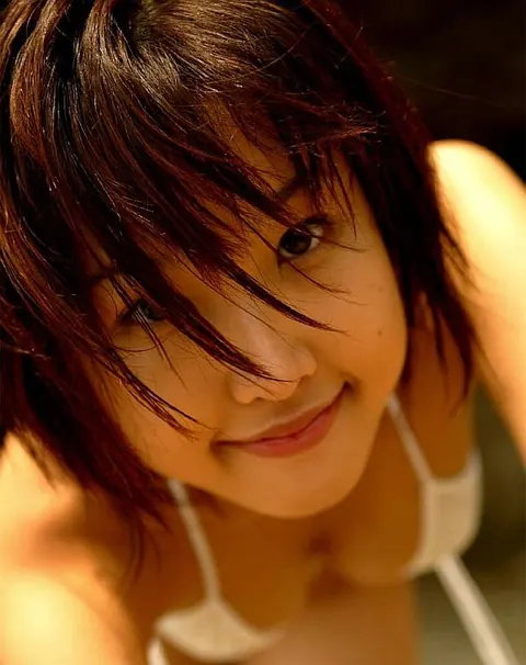 Keiko Akino: Japanese Brunette Reveals Her Hairy Bush in a Bikini – photo 11 of 16