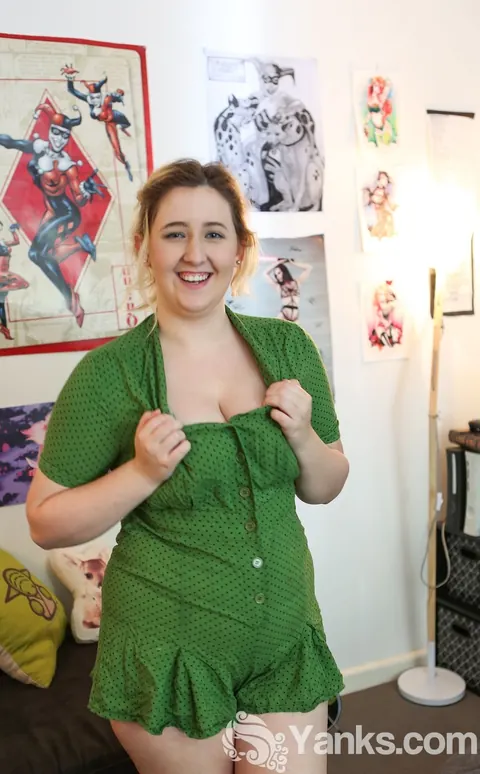 Mikki Mischief: Australian BBW with Big Natural Tits Strips Nude – photo 2 of 16