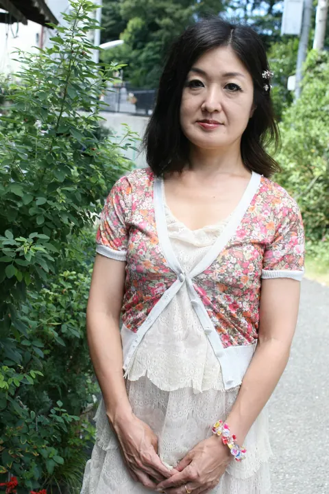 Petite Japanese Woman Spreads Her Hairy Pussy Outdoors – photo 2 of 21