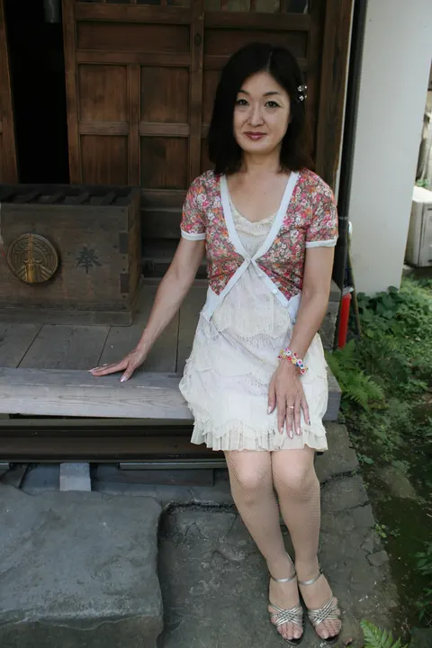 Petite Japanese Woman Spreads Her Hairy Pussy Outdoors – photo 1 of 21