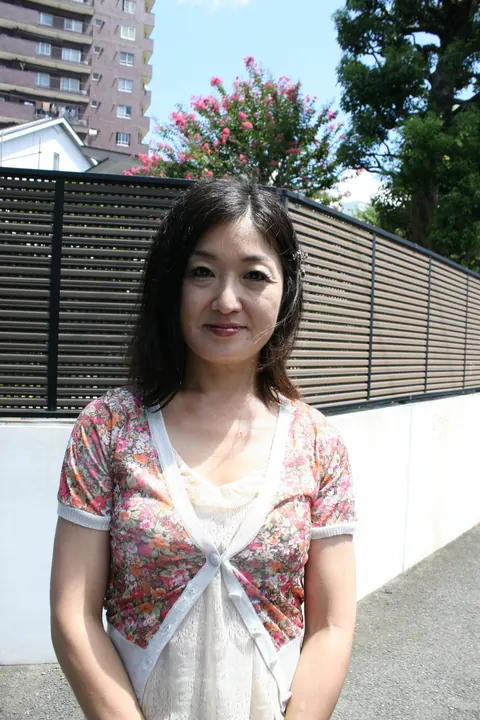 Petite Japanese Woman Spreads Her Hairy Pussy Outdoors – photo 4 of 21