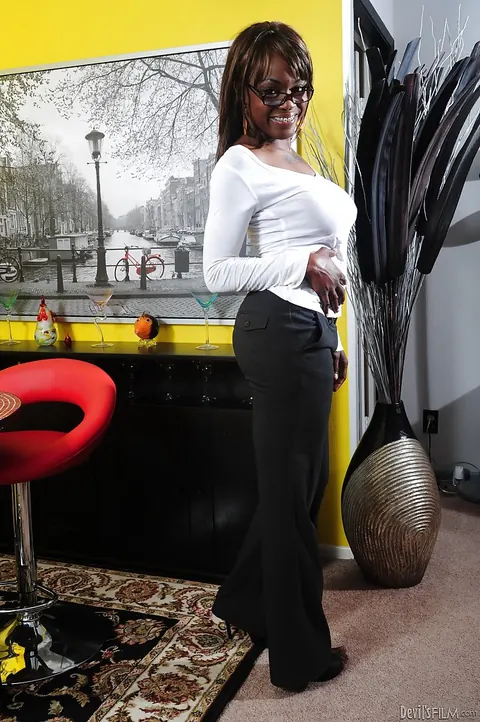 Coco Pink: Thick Ebony MILF in Glasses Bares All – photo 7 of 16