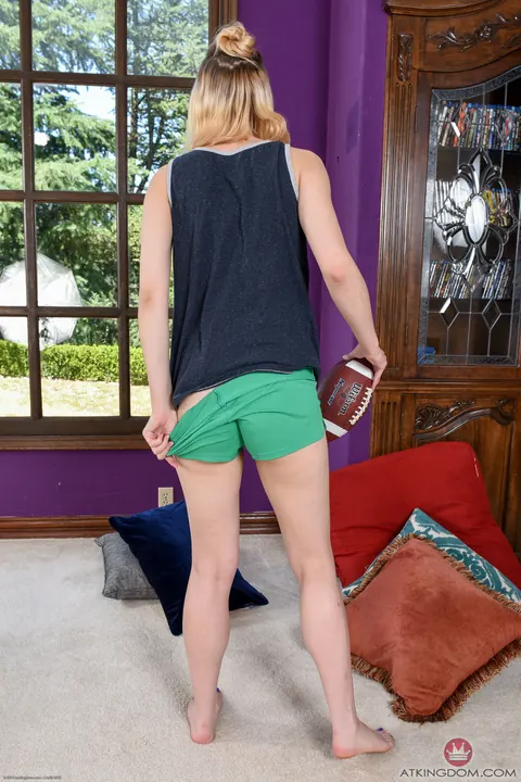 Sailor Luna: Tall Slim Blonde Strips Out of Her Shorts and Spreads – photo 3 of 21
