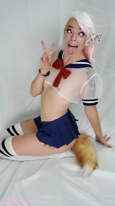 Amateur in Cosplay Costume Uses a Dildo – photo 8 of 17