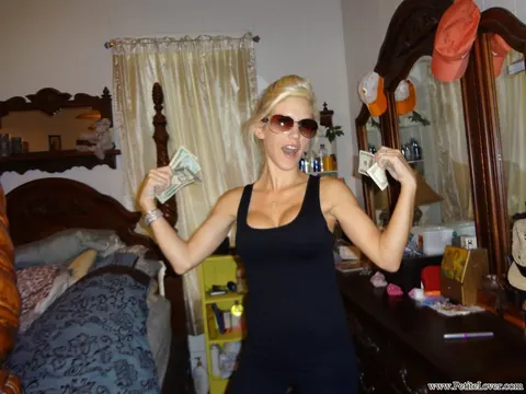 Blonde MILF Poses Outdoors in Jeans, Shorts and Panties – photo 14 of 16