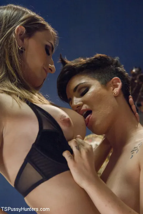 Trans Woman Kisses Partner and Licks Her Pussy – photo 2 of 14