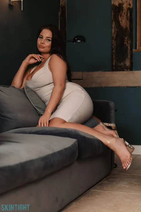 Kym Graham: British Brunette Strips Out of Her Dress and Heels – photo 4 of 12