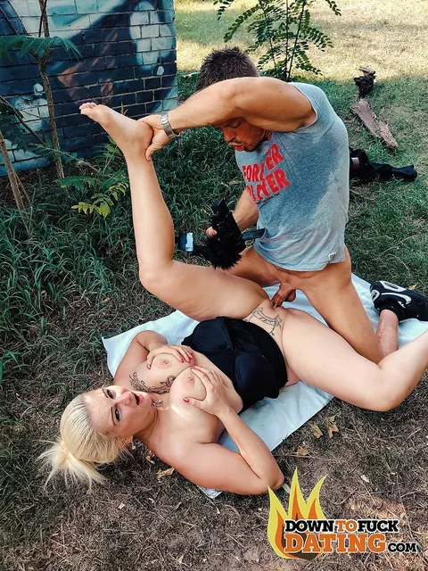 Thick German MILF Gets Fucked Doggy Style in the Garden – photo 11 of 20