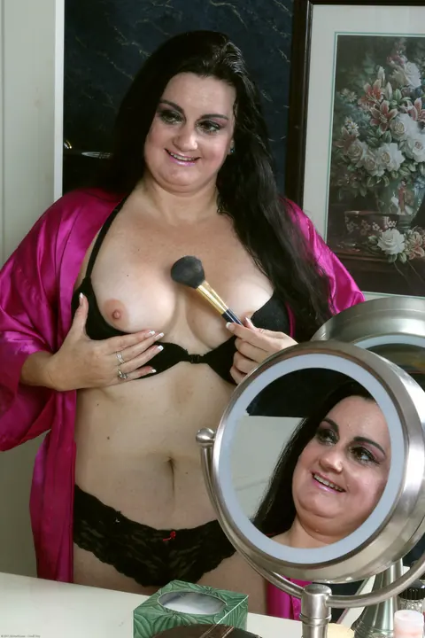 Victoria Powers: Mature Brunette with Natural Tits Poses Nude – photo 3 of 21