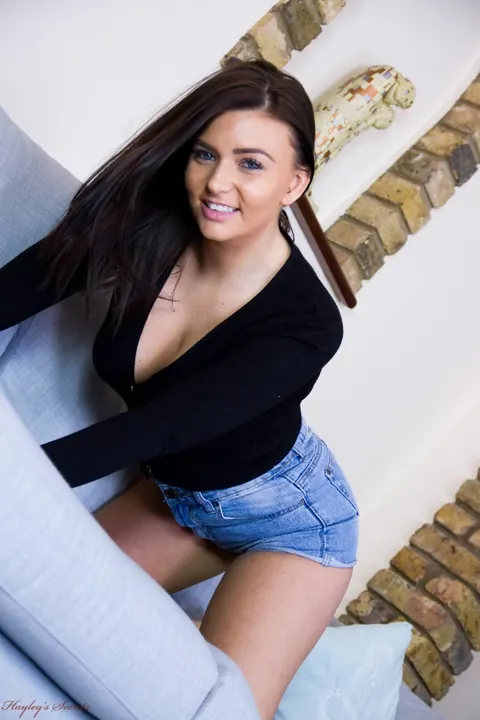 Stephanie Warren: British Brunette Frees Her Big Natural Tits from Her Top – photo 2 of 12