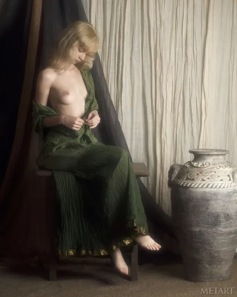 Blonde Strips Nude and Poses Her Figure – photo 16 of 21